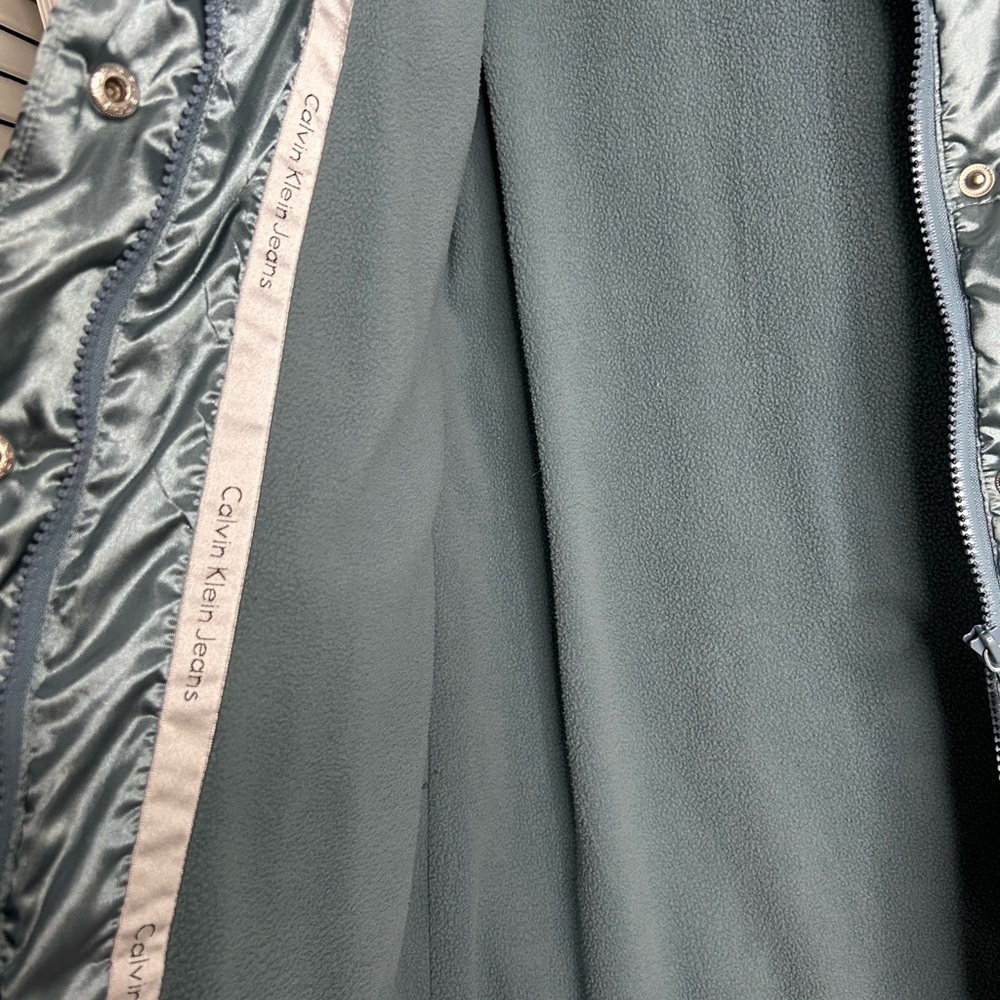 Calvin Klein Women’s Youth Metallic Puffer Jacket size Large - Picture 3 of 4